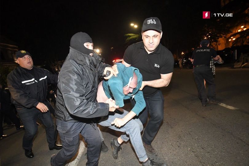 В столице Грузии Тбилиси масштабная спецоперация против наркоторговцев в ночных клубах вызвала массовые беспорядки. 