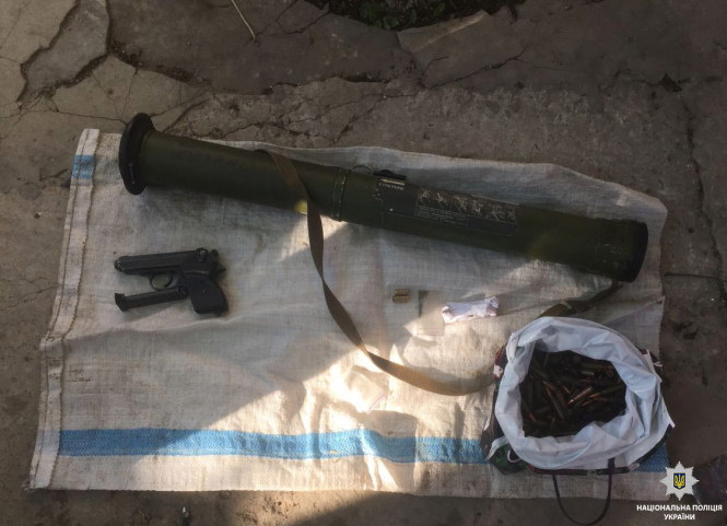 В доме наркоторговца в Днепре во время обыска 11 мая полиция обнаружила гранатомет РПГ-26. 