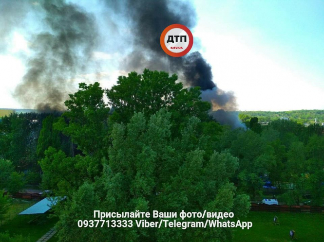 В Киеве на Столичном шоссе началась масштабная пожар. 