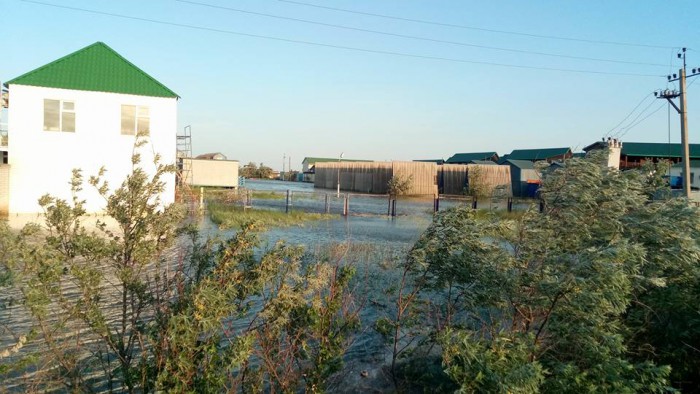 В Кирилловке Запорожской области на побережье Азовского моря вода затопила пляжи и базы отдыха. 