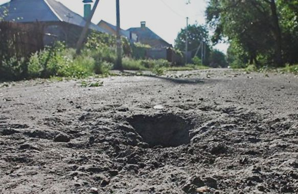 С Чигарей на окраине поселка Южное под Торецкое Донецкой области от 25 до 40 жителей не могут выехать из-под обстрела за разногласий с украинскими военными. 