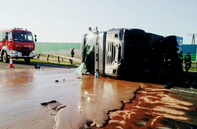 В Польше на одной из автотрасс перевернулся грузовик с жидким шоколадом. 
