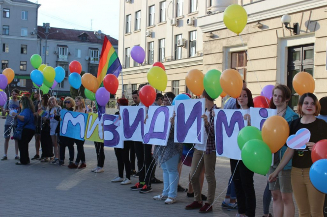 В Запорожье состоялся флешмоб накануне международного дня противодействия гомофобии, трансфобии и бифобии: неравнодушные поддержали ЛГБТ-сообщество у городского совета. 