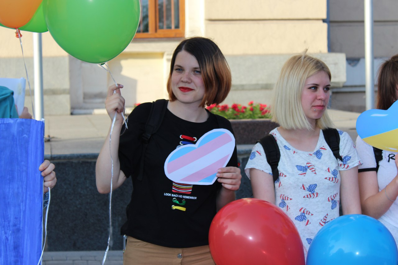 В Запорожье состоялся флешмоб накануне международного дня противодействия гомофобии, трансфобии и бифобии: неравнодушные поддержали ЛГБТ-сообщество у городского совета. 