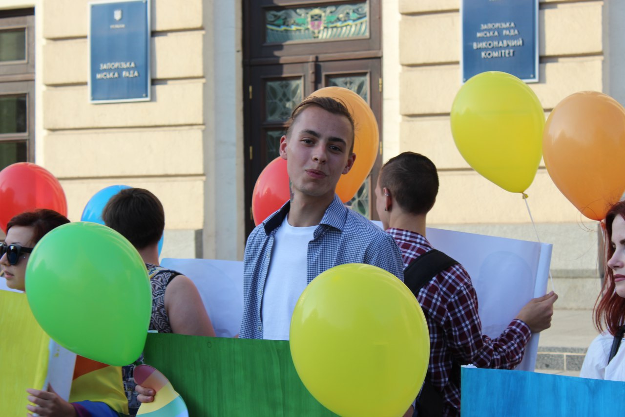 В Запорожье состоялся флешмоб накануне международного дня противодействия гомофобии, трансфобии и бифобии: неравнодушные поддержали ЛГБТ-сообщество у городского совета. 