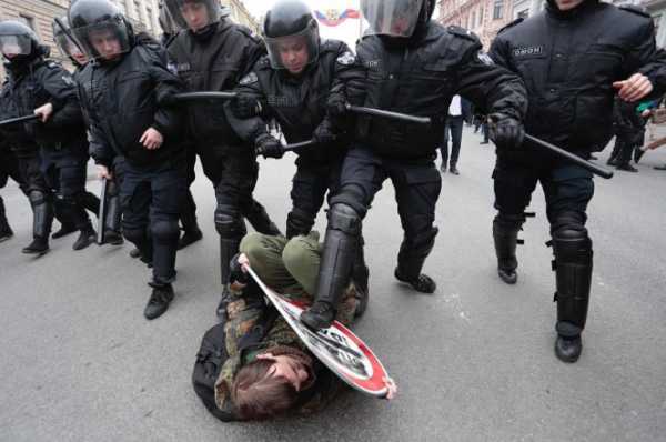 В России на акциях "Он нам не царь" 5 мая будет состоянию на 19:00 по московскому времени задержали 1358 человек. 