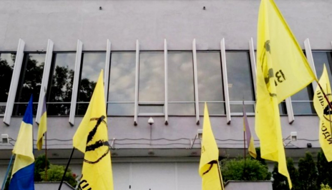 В Киеве на улице Бульварно-Кудрявской в ​​здание, где располагается администрация телеканала "Интер", бросили "коктейль Молотова". 