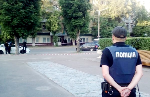 В Черкассах мужчина с двумя гранатами и оружием закрылся в офисе в центре города. 