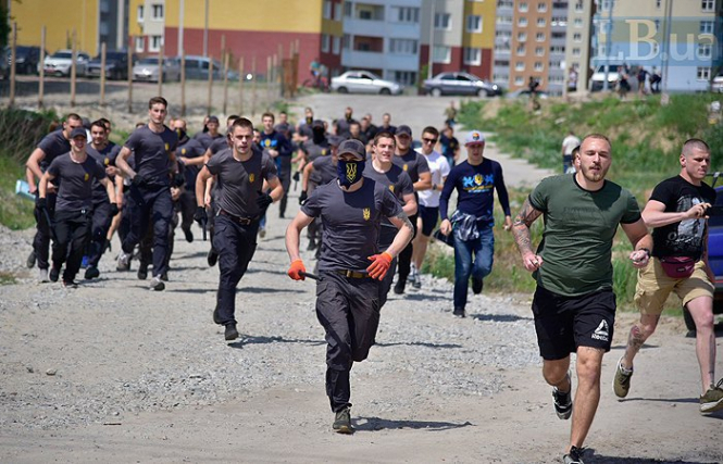 В Киеве на Осокорках произошли столкновения между представителями "Национального корпуса", "Национальных дружин" и охранной службой застройщика. 