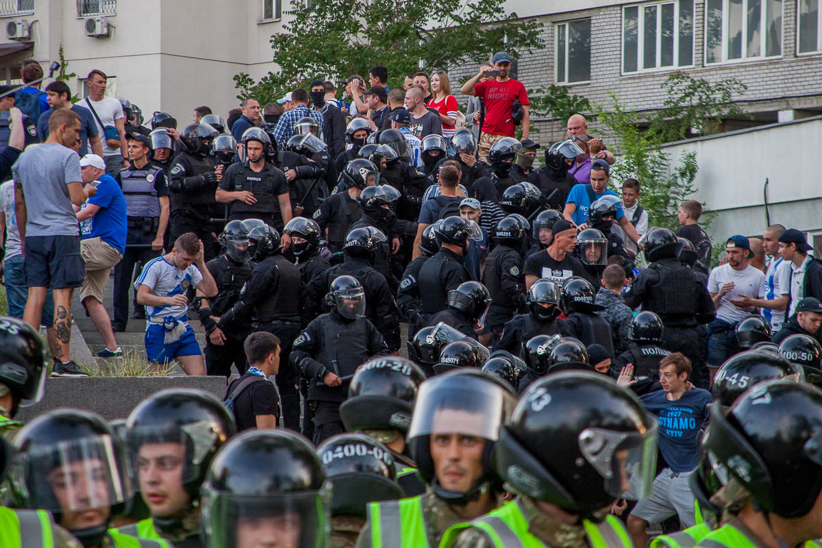 В Днепре перед матчем финала Кубка Украины по футболу фанаты киевского "Динамо" и донецкого "Шахтера" провели марш, во время которого произошла драка. 