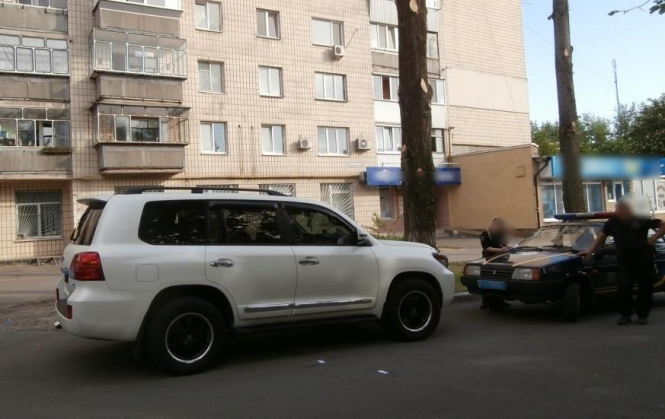 В Броварах Киевской области группа злоумышленников напала на водителя автомобиля Toyota и похитила крупную сумму наличных. 