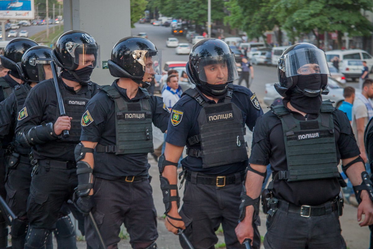 В Днепре перед матчем финала Кубка Украины по футболу фанаты киевского "Динамо" и донецкого "Шахтера" провели марш, во время которого произошла драка. 