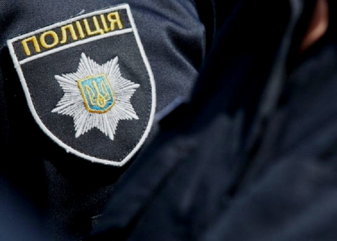 В Оболонском районе столицы водитель ударил по голове полицейского за то, что тот сделал ему замечание. 