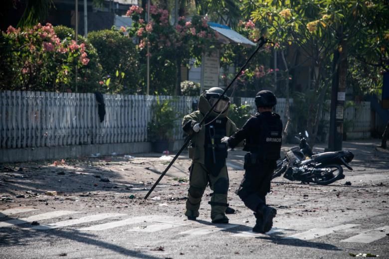 В результате взрывов в трех церквях на острове Ява в Индонезии погибли по меньшей мере 9 человек, более 40 получили ранения. 