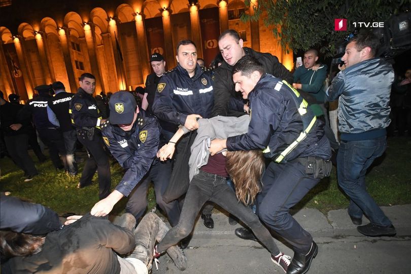 В столице Грузии Тбилиси масштабная спецоперация против наркоторговцев в ночных клубах вызвала массовые беспорядки. 