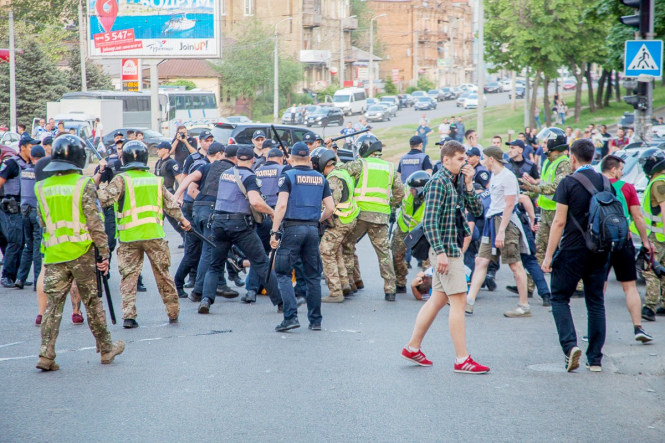 В Днепре перед матчем финала Кубка Украины по футболу фанаты киевского "Динамо" и донецкого "Шахтера" провели марш, во время которого произошла драка. 