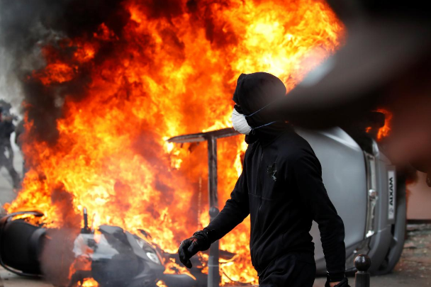 В Париже во время первомайской демонстрации произошли беспорядки. 