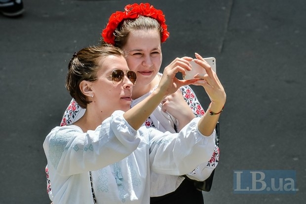 В Киеве 17 мая по случаю Дня вышиванки люди, одетые в национальную украинскую одежду, смогут пользоваться метро бесплатно. 