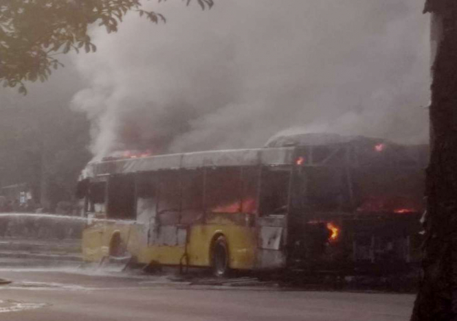В Киеве на улице Дегтяревской в ​​Шевченковском районе Киева во время движения загорелся автобус с пассажирами. 