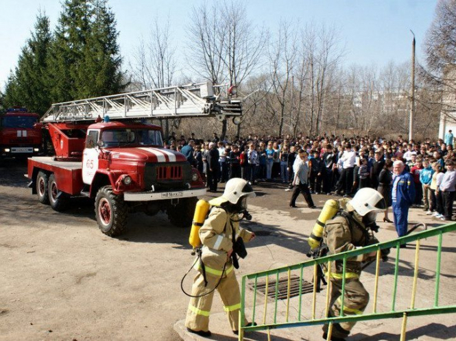 В городе Павлоград Днепропетровской области в общеобразовательной школе №15 распылили неизвестное вещество, из-за чего пришлось эвакуировать более 680 учеников и учителей. 