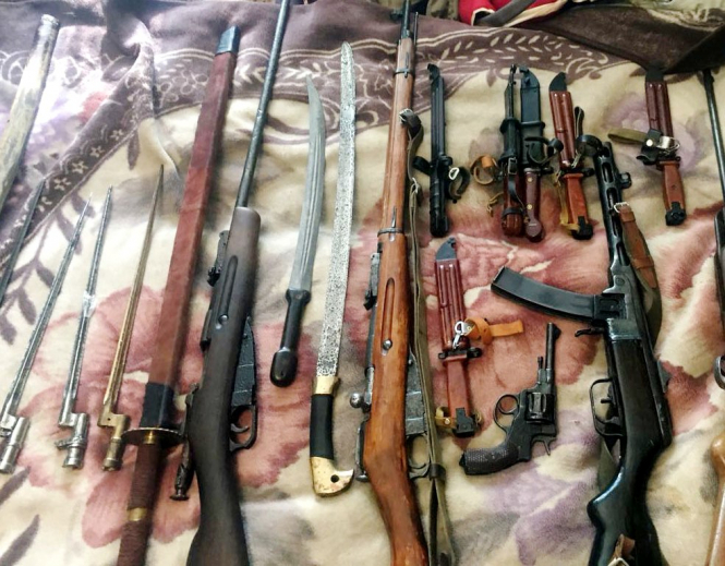 Во время санкционированного обыска вчера, 11 мая, в квартире и гаражном помещении 40-летнего жителя Ровно полицейские изъяли большое количество оружия, боеприпасов и взрывчатых веществ. 