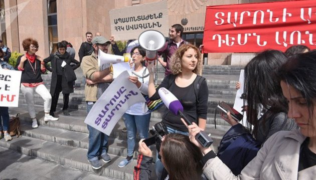 В столице Армении Ереване вновь начались протесты - на этот раз участники выступают за отставку мэра города Тарона Маркаряна. 