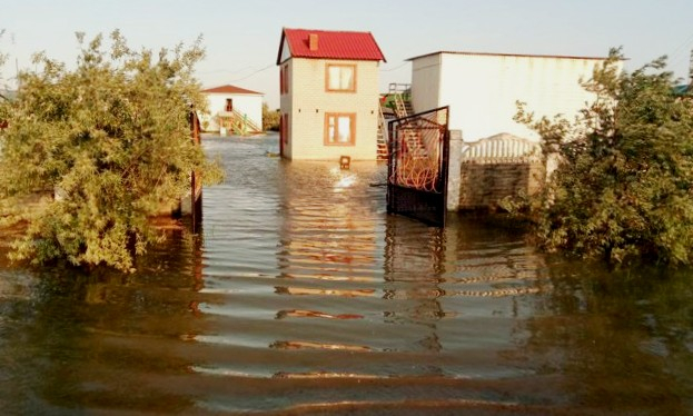 В Кирилловке Запорожской области на побережье Азовского моря вода затопила пляжи и базы отдыха. 