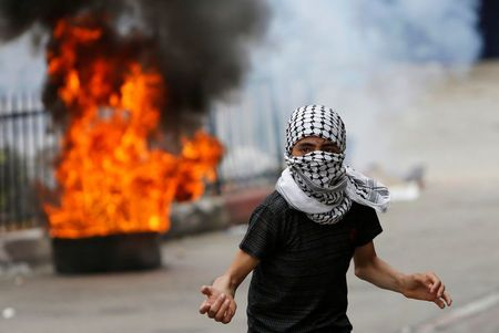 Израильские военные применили слезоточивый газ и боевые патроны на палестинских демонстрантам на границе с сектором Газа. 