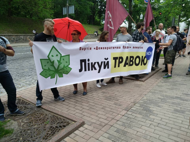 В Киеве возле здания Кабинета Министров Украины около 200 активистов участвуют в акции "Конопляный марш" ( "Марш свободы") за реализацию стратегии государственной политики в отношении наркотиков. 