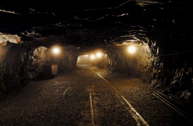 На шахте "Золотое" в Луганской области, которая входит в структуру ГП "Первомайскуголь" произошел прорыв шахтных вод, вследствие чего приток воды увеличился до двух тысяч метров кубических в час. 