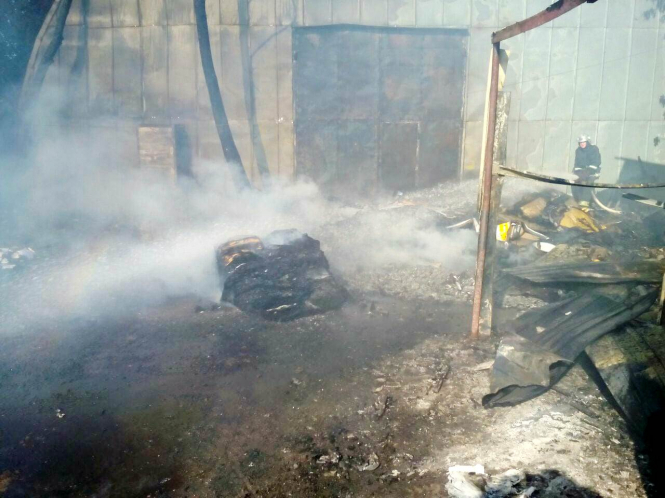 В Вишневом Киевской области произошел пожар на пункте приема вторсырья. 