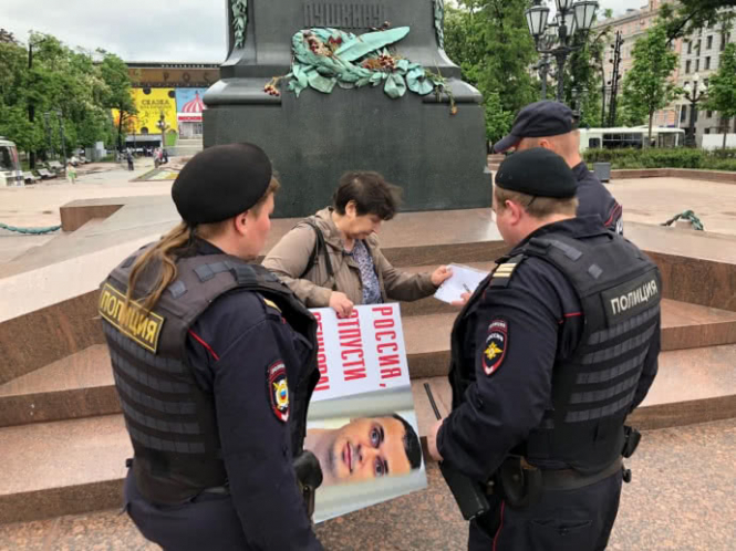 В центре Москвы прошли одиночные пикеты в поддержку незаконно заключенного украинского режиссера Олега Сенцова. 