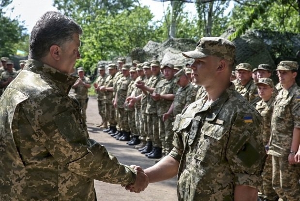 Госсекретарь США Майк Помпео в ходе своего визита в Северную Корею в мае обсудил с лидером страны Ким Чен Ыном возможные гарантии, которые Вашингтон может предоставить Пхеньяну в обмен на отказ от ядерного оружия. 