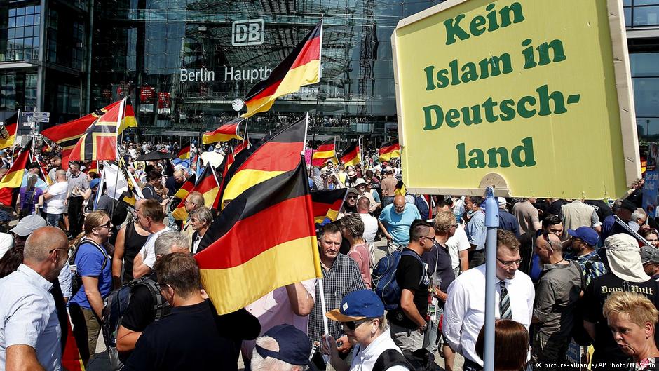 Сегодня, 27 мая, около пяти тысяч человек вышли на акцию "Альтернативы для Германии" в Берлине и около 25 000, чтобы выразить несогласие с партией. 