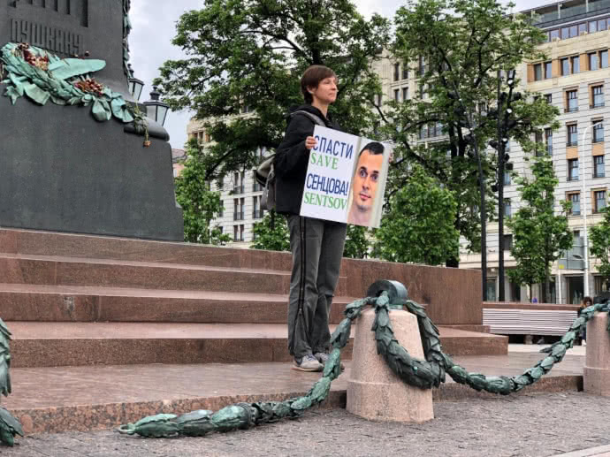 В центре Москвы прошли одиночные пикеты в поддержку незаконно заключенного украинского режиссера Олега Сенцова. 