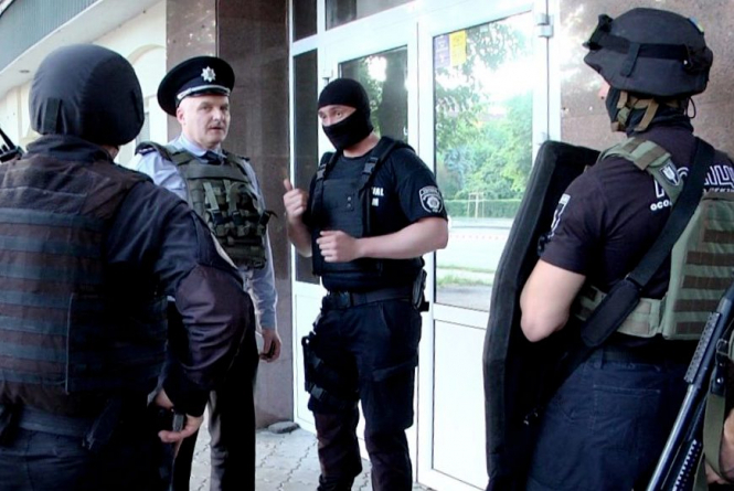 Сегодня около 18:00 в полицию Черкасс поступило сообщение о вооруженном нападении на помещение одного из местных всеукраинских объединений. В Нацполиции рассказали, что произошло. 