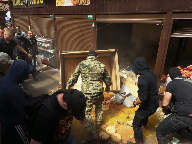 Правоохранители не нарушали дело о разжигании межнациональной розни после погромов киосков на станции "Лесной" в Киеве, потому что у следствия нет данных о таких нарушениях. 
