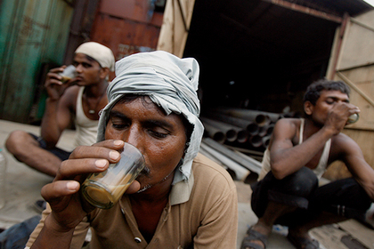 В Индии продавца горячих напитков в поезде поймали за тем, как он готовит их, используя воду из туалета поезда. 