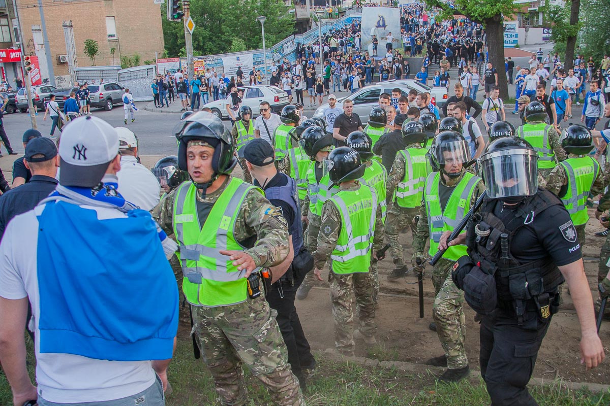 В Днепре перед матчем финала Кубка Украины по футболу фанаты киевского "Динамо" и донецкого "Шахтера" провели марш, во время которого произошла драка. 