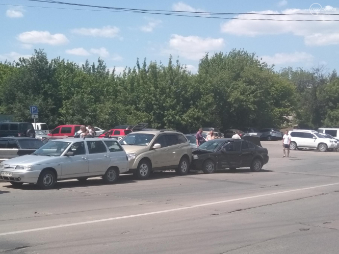 В Мариуполе на ул. Митрополитская произошло массовое ДТП с участием пяти автомобилей. 