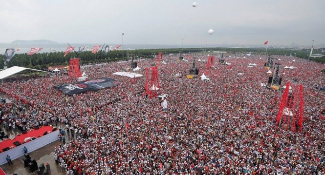 В субботу, за день до президентских выборов в Турции, миллионы людей собрались на митинг оппозиционного политика мухаррема Индже Республиканской народной партии - главного оппонента действующего президента Реджепа Тайипа Эрдогана. 