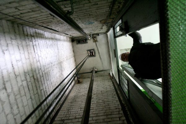 В многоэтажке на Троещине в Киеве в субботу, 2 июня, с 14 этажа упал лифт. Кабина, в которой находилась пожилая женщина, остановилась на третьем этаже. 