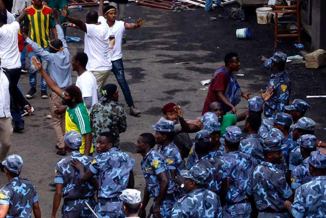 Полиция Эфиопии сообщает о задержании 30 человек, подозреваемых в причастности к взрыву в столице страны Аддис-Абебе. 