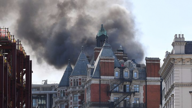 Огромный пожар вспыхнул в фешенебельном отеле Mandarin Oriental в центре Лондона. 