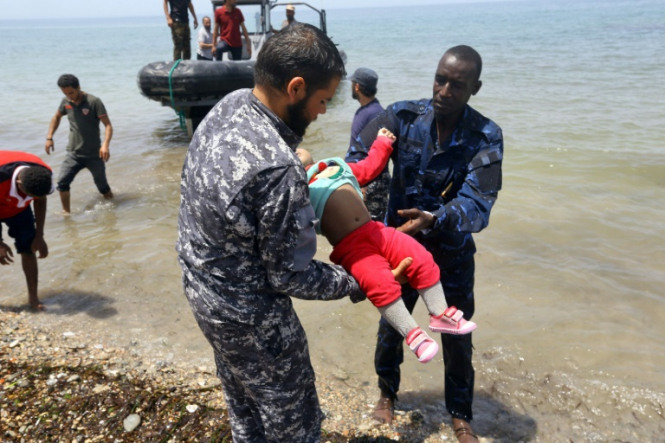 У берегов Ливии перевернулся и затонул лодка с 120 мигрантами, в результате чего три человека погибли, еще около 100 считаются пропавшими без вести, среди них двое младенцев и трое детей до 12 лет. 