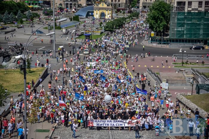 В центре Киева прошла Хада на защиту прав детей и семьи, инициатором которого выступила Всеукраинский Совет Церквей. 