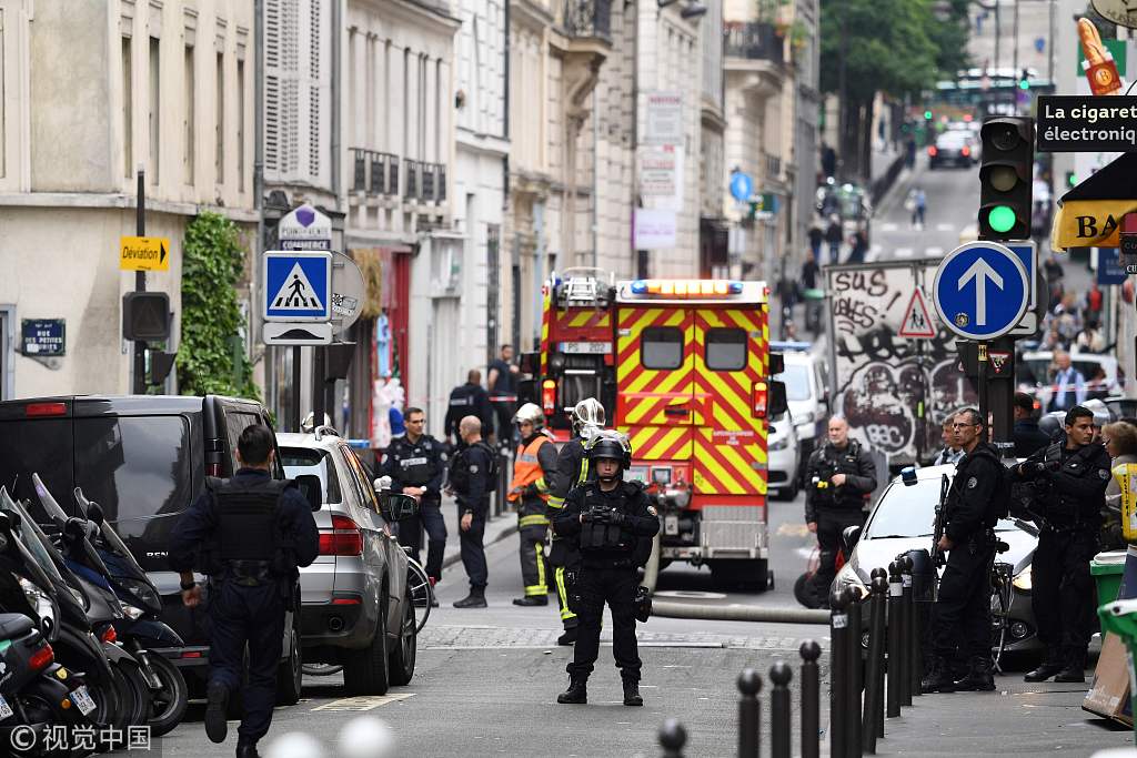 Полиция задержала мужчину, захватившего заложников в Париже. 