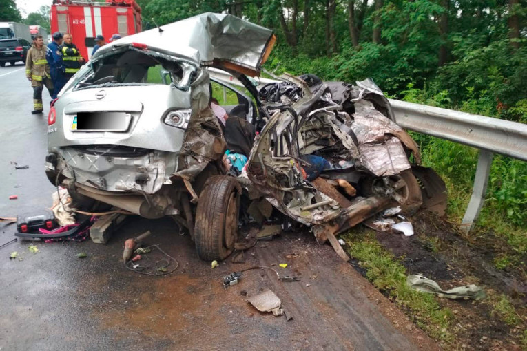 27 июня в 17:30 вблизи села Озерная Зборовского района Тернопольской области военный грузовик столкнулся с легковушкой. Два человека погибли. 