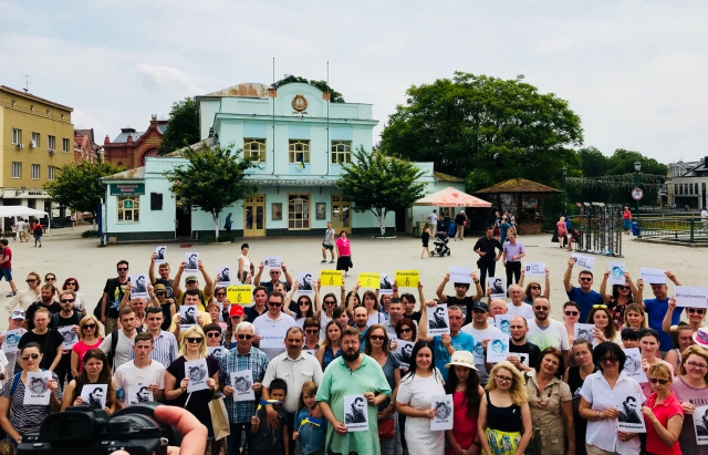 Около полусотни закарпатцев собрались в центре Ужгорода, чтобы выразить поддержку Олегу Сенцов и другим украинским политзаключенным, которых удерживает Россия. 