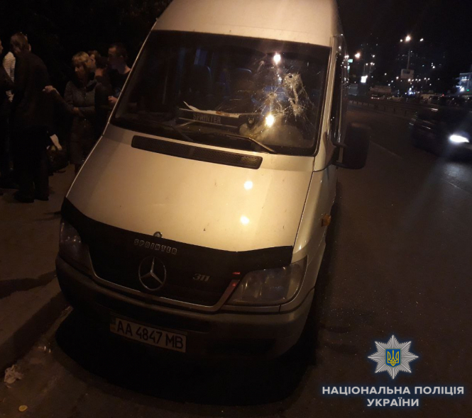 В ночь на субботу неизвестные разбили автобус, который осуществляет нерегулярные перевозки в Одессу. 